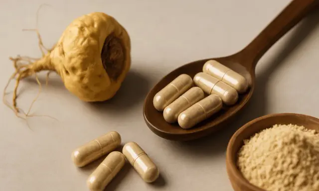 Maca-Wurzel, Kapseln auf einem Holzlöffel und Maca-Pulver in einer Schale. Was ist Maca? Ein Superfood für mehr Energie.