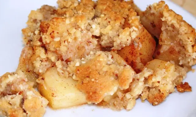 Un délicieux crumble aux pommes moelleux, avec des morceaux de pommes tendres et une garniture croustillante aux amandes.