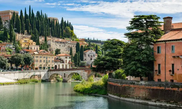 Verona: scorci pittoreschi sul fiume Adige, ponti storici e colline verdi. Un assaggio di cosa vedere a Verona e dintorni.