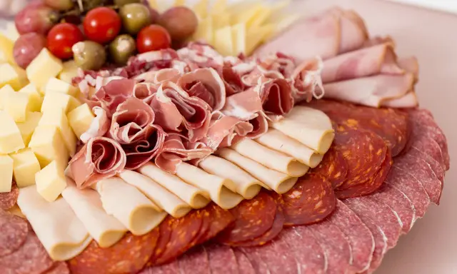 Tagliere ricco di salumi e formaggi, un assaggio di vera cucina emiliana. Prosciutto crudo, salame, mortadella, formaggio a cubetti, pomodorini e olive.