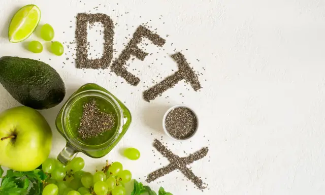 Zielony koktajl z nasionami chia, awokado, jabłko, winogrona i limonka. Napis "DETOX" z nasion chia. Dowiedz się, jak oczyścić nerki.