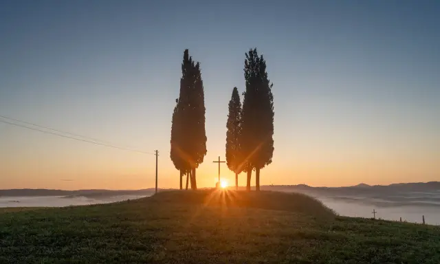 Alba in Toscana con cipressi e croce, un'immagine HDR a.