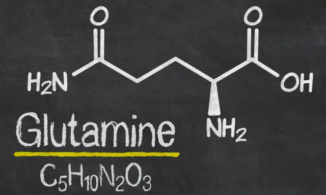 Wzór chemiczny L-glutaminy na tablicy.