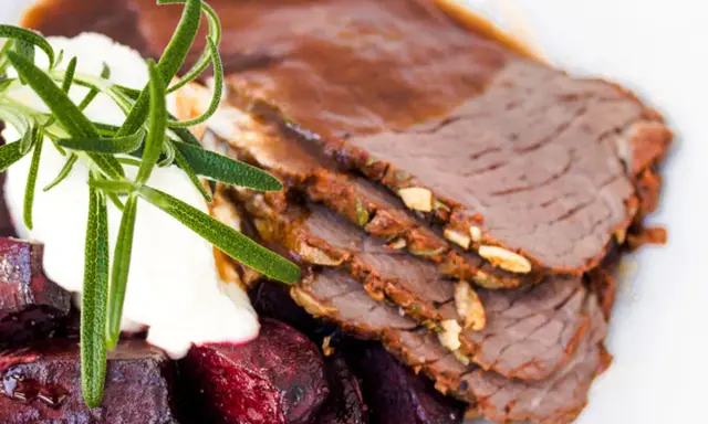 Skivad rostbiff med en krämig klick och rödbetor, perfekt för ett gott skivad rostbiff recept.