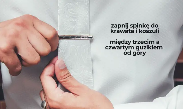 Mężczyzna zapina spinkę do krawata i koszuli między trzecim a czwartym guzikiem od góry. Elegancki sposób na noszenie spinki.