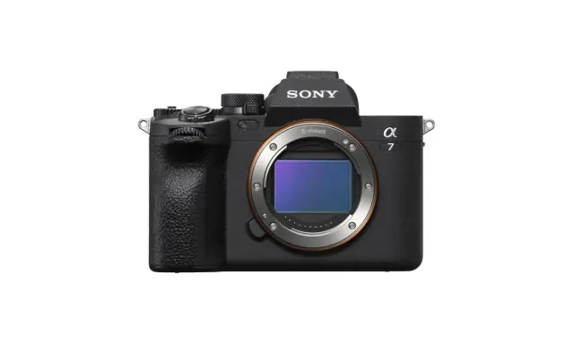 Sony Alpha 7, una delle migliori mirrorless entry level, con sensore visibile.