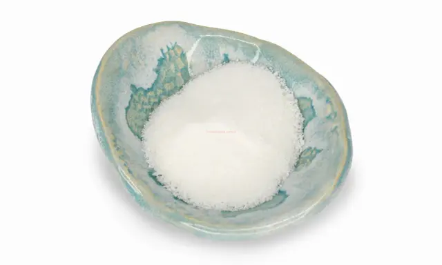 Biały proszek, prawdopodobnie sodium coco sulfate, w ozdobnej, turkusowej miseczce.