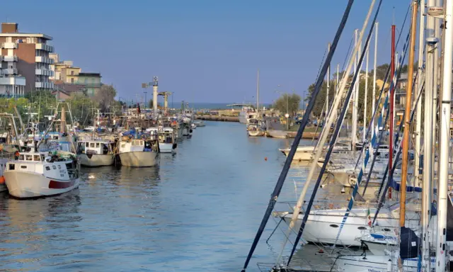 Porto turistico con barche a vela e pescherecci, un'ottima base per esplorare i borghi da visitare vicino a Bellaria.