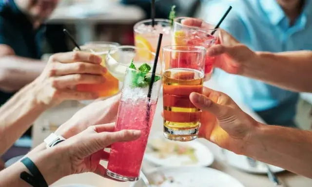 Drink z Soplicą: Proste przepisy na domowe hity. Zaskocz gości!