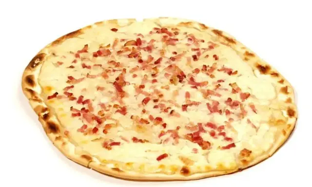 Tarte flambée, spécialité alsacienne, avec sa pâte fine, sa crème et ses lardons. Son origine remonte aux traditions paysannes.
