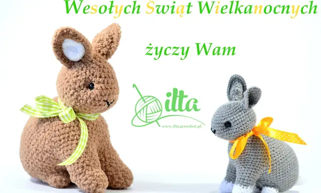 Dwa szydełkowe zające, jeden brązowy z zieloną wstążką, drugi szary z żółtą.