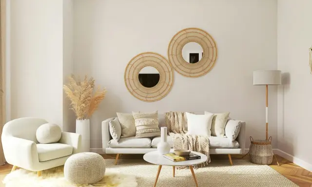 Przytulny, mały pokój inspiracje: jasna sofa, fotele, okrągłe lustra z wikliny, suszone trawy, dywan i lampa.