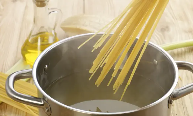Gotowanie makaronu: jak zagotować wodę w garnku, dodać spaghetti, oliwę i ser.