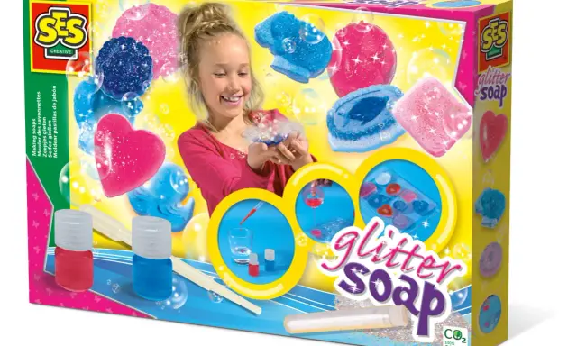 Ein Mädchen macht mit einem Set glitzernde Seifen. Ideal für Kinder, die gerne seife selber machen.