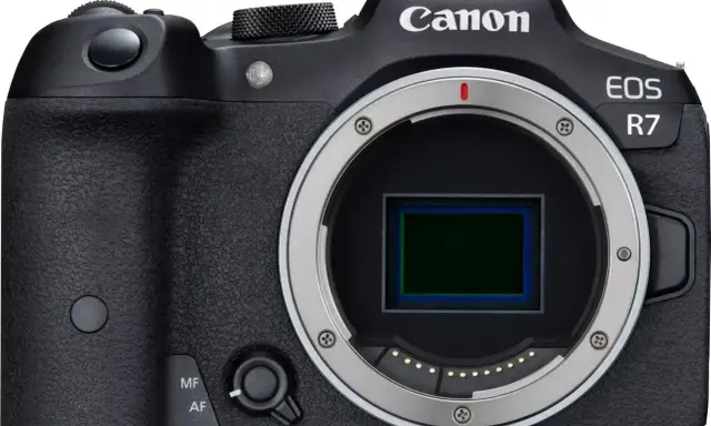 Czarny aparat Canon EOS R7 z widocznym sensorem. Sprawdź atrakcyjną canon r7 cena!