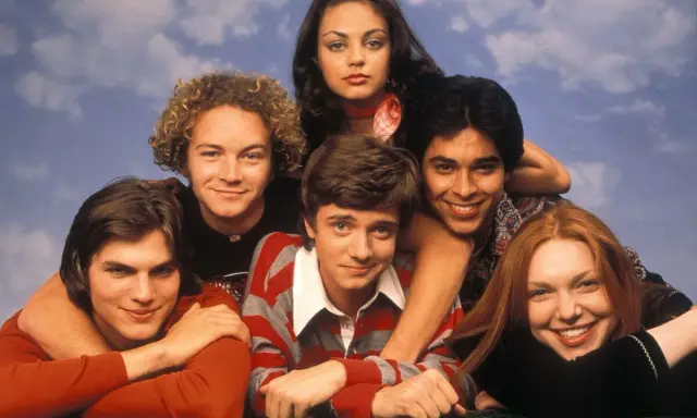 Här är rollistan i That '70s Show: Donna, Eric, Jackie, Kelso, Hyde och Fez ler mot kameran.