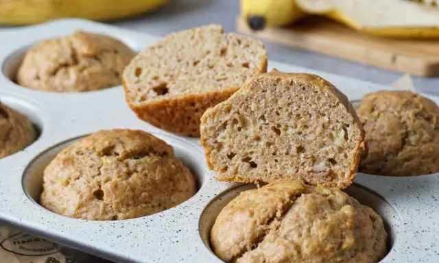 Saftige bananenmuffins ohne zucker, frisch aus der Form. Ein gesunder Genuss für jeden Tag.