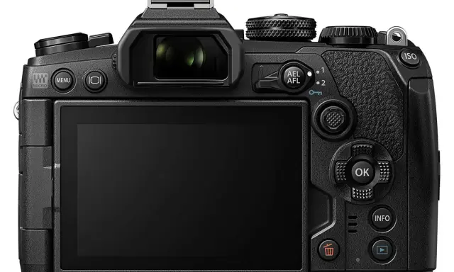 Retro dell'Olympus E-M1 Mark III, con schermo LCD, mirino, pulsanti e rotelle di controllo.