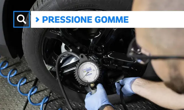 Controllo quanto deve essere la pressione delle gomme con un manometro. La sicurezza prima di tutto!