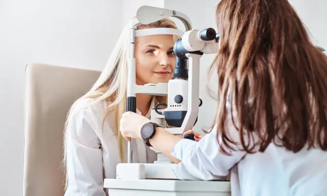 Kobieta z blond włosami u optometrysty, badanie wzroku. Czyżby to było zamglone widzenie po przebudzeniu?