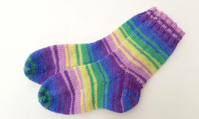 Calcetines de colores vibrantes, perfectos para principiantes que aprenden a tejer calcetines dos agujas.