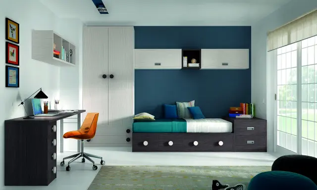 Habitación juvenil con pared azul y blanca, cama con cajones, escritorio y armario. Ideal para pintar habitación juvenil dos colores.