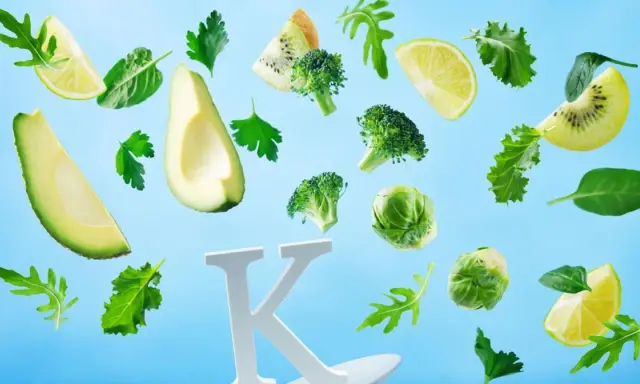 Witaj witamina K na co? Zielone warzywa i owoce: brokuły, brukselka, awokado, kiwi, cytryna, szpinak, rukola, pietruszka.