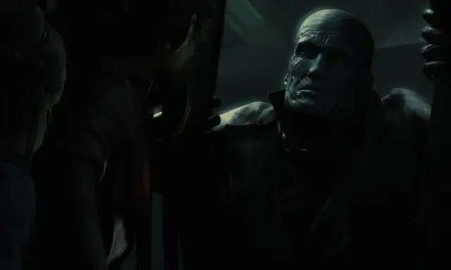 Potworna twarz Nemesisa z Resident Evil w mroku, groźnie spogląda na Claire.