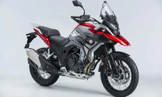 Motocicleta de aventura roja y gris, lista para explorar sin limitaciones a2.