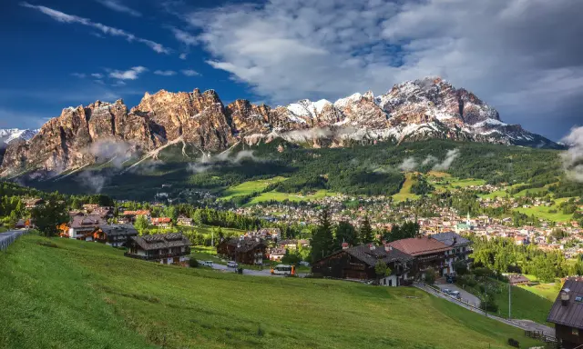 Cortina d'Ampezzo, in Veneto, è incastonata tra maestose vette dolomitiche.