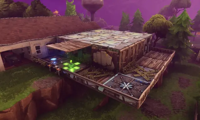 Budowla w grze Fortnite, połączona z domem, z platformami i elementami konstrukcyjnymi.