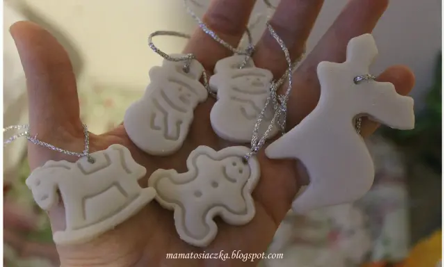 Urocze ozdoby z masy porcelanowej: bałwanki, ludzik z piernika, konik na biegunach i renifer. Idealne na choinkę, gdy masz przepis na masę porcelanową!