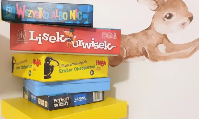 Stos gier planszowych, idealnych do wspólnej zabawy. Wśród nich "Lis i Urwisek", "Potwory do szafy" i inne gry coop.