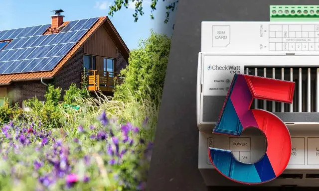 Hus med solpaneler och en CheckWatt-enhet, redo för smart energihantering.