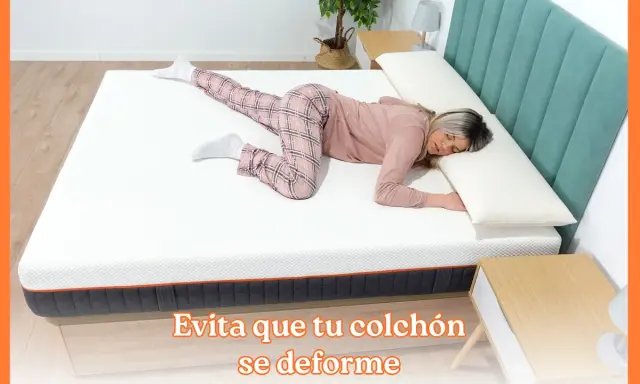 Mujer durmiendo en un colchón blanco que no se hunde. El colchón ofrece soporte y evita deformaciones, garantizando un descanso reparador.