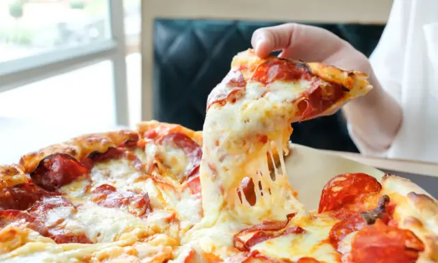 Dlaczego pizza jest niezdrowa? Odkryj pułapki i jedz ją zdrowiej!