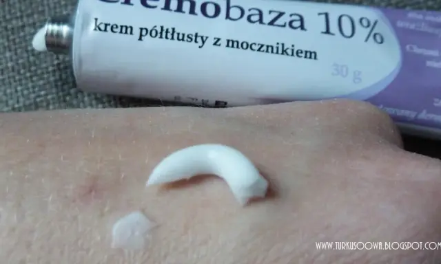 Krem półtłusty z mocznikiem, cremobaza 10%, nałożony na skórę dłoni.