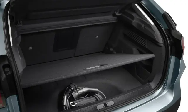 Maletero del Citroën C4 con cable de carga. Espacio suficiente para tus viajes, con buena capacidad en litros.