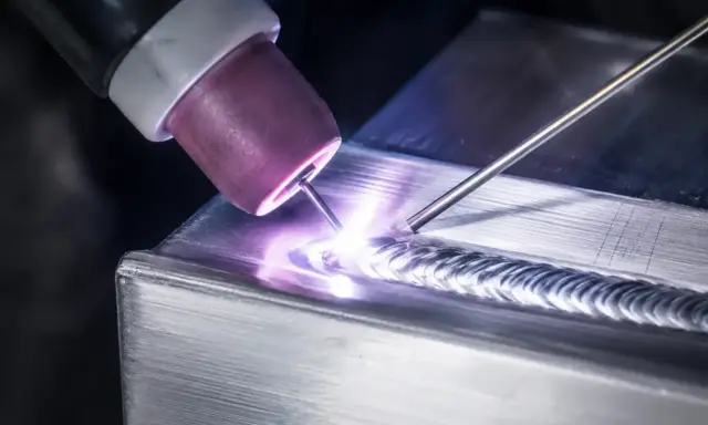 Soldadura TIG con varilla de aporte, mostrando diferentes tipos de electrodos para soldar. Arco brillante y cordón de soldadura limpio.