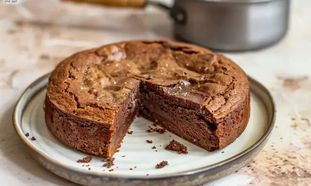 En saftig kladdkaka med en härlig chokladkärna, perfekt för en fika.