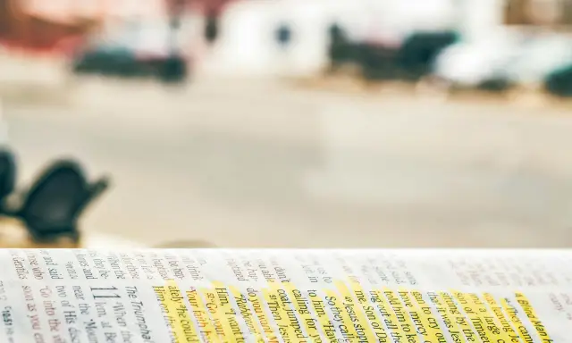 Otwarta Biblia, z zaznaczonymi fragmentami, przypomina o modlitwie krucjaty.
