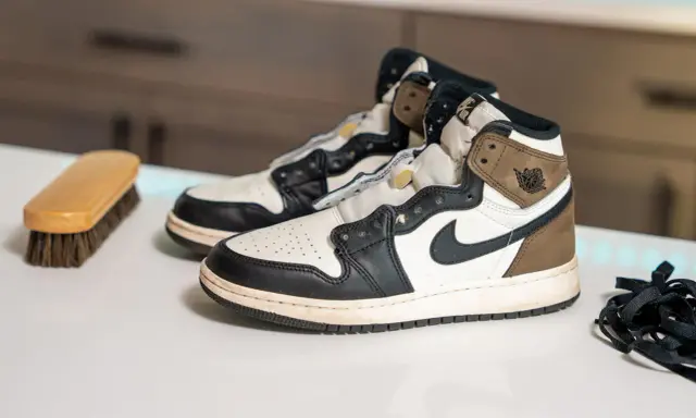 Para zadbane buty Nike Air Jordan 1 czeka na czyszczenie. Szczotka i sznurówki gotowe do akcji.