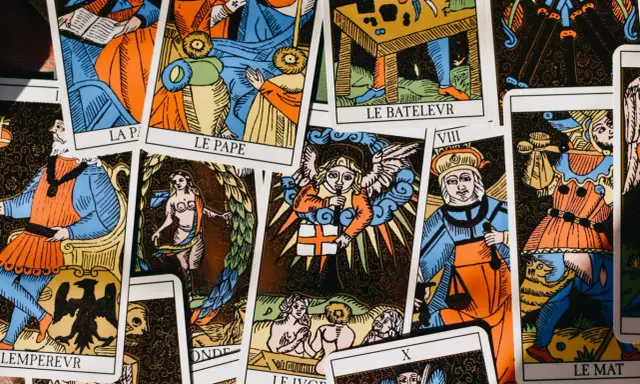 Tarot dla każdego: Jak interpretować karty i zrozumieć siebie?