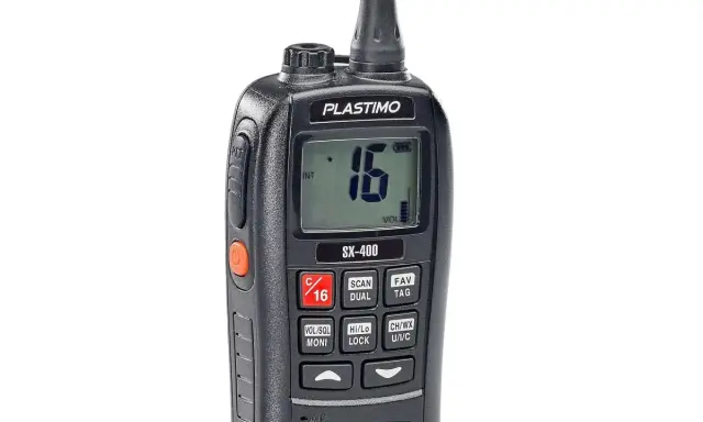 Radio VHF Plastimo SX-400 affichant le canal 16, la fréquence vhf à écouter pour les appels de détresse et le trafic maritime.