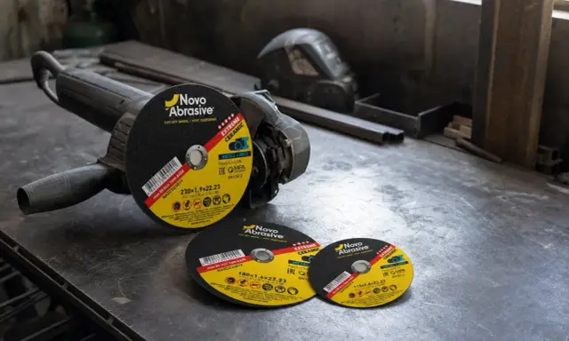 Amoladora con discos de corte de distintos tipos y tamaños, listos para trabajos de metalurgia.
