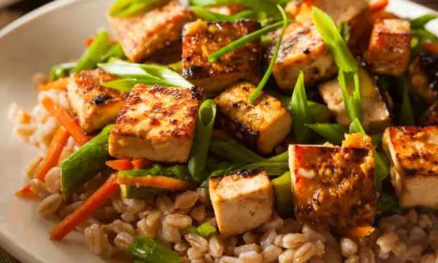 Délicieux tofu grillé avec des légumes croquants et du riz complet. Une recette tofu parfaite pour un repas sain et savoureux.