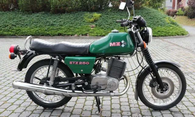 Zielony MZ ETZ 250, legendarny motocykl z NRD, który mimo swoich lat wciąż budzi emocje. Ile koni ma ten klasyk?