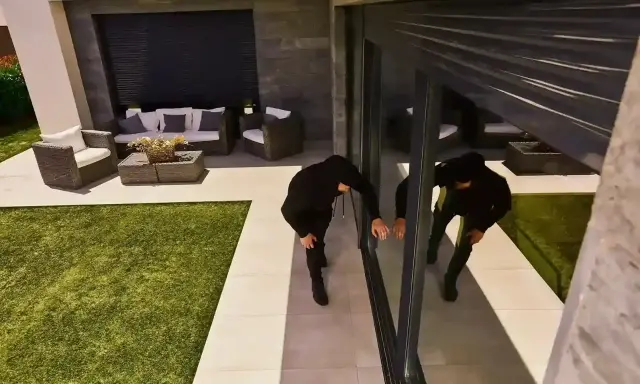 Deux individus en noir tentent d'ouvrir une porte vitrée. Que faire face à une tentative d'effraction ?