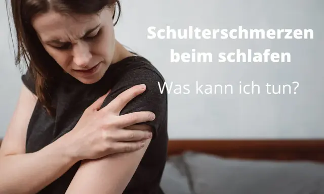 Frau mit schmerzverzerrtem Gesicht hält sich die Schulter. Sie leidet unter Schulterschmerzen beim Schlafen in Seitenlage. Was kann sie tun?