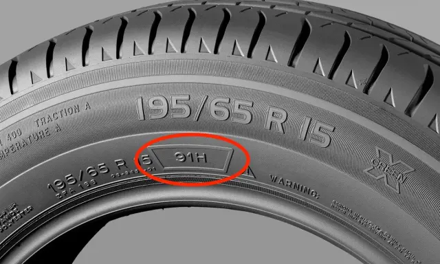 Detalle de letras neumaticos, mostrando el tamaño 195/65 R 15 y el índice de carga 91H.